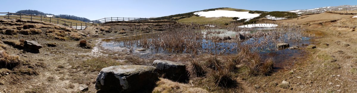 Panoramika zabala putzuaren bazterretik