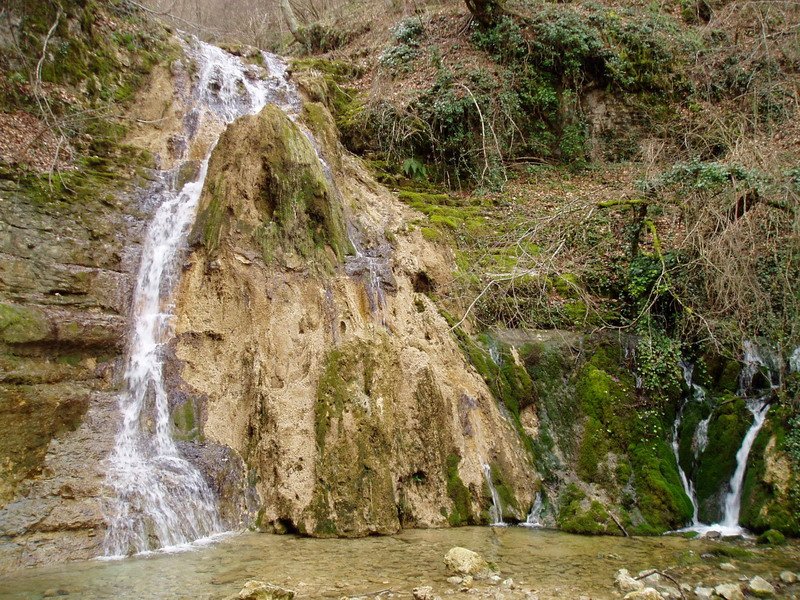 Villabásconesetik Las Pisasera doan bidean dagoen beste ur-jauzi txiki bat