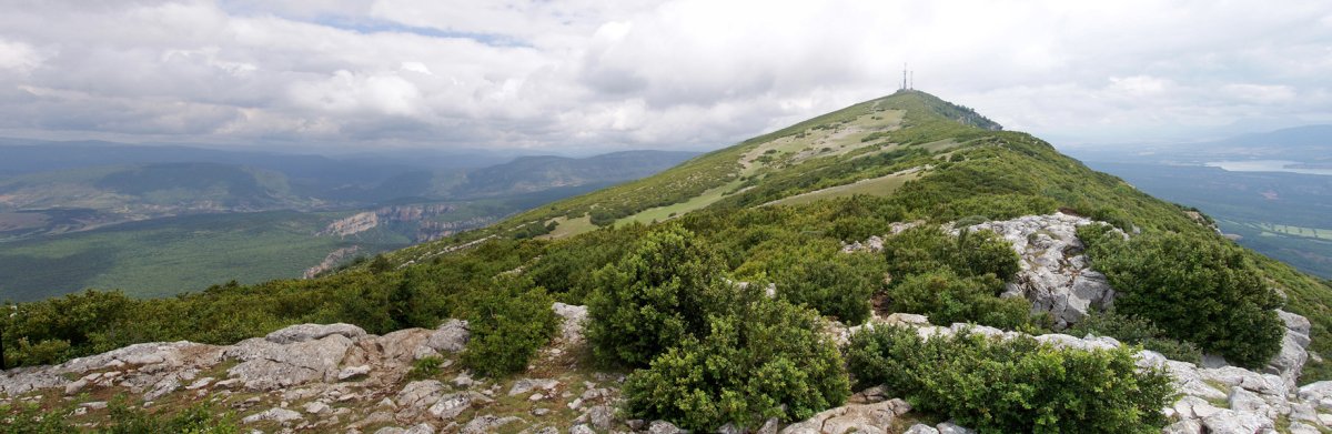 Arangoiti. Ezkerraldean Arbaiungo arroila ikusgai.