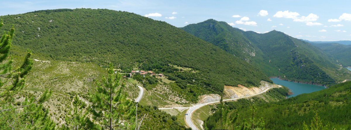 Lakabe, atzean Lakorri eta Baxa-Lareki ikusten dira