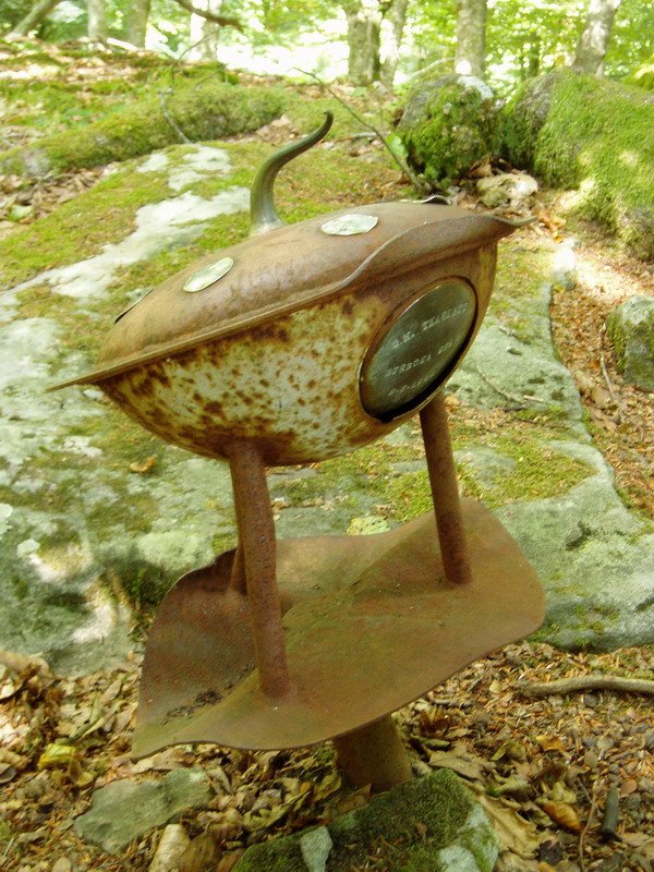 Ekialdeko tontorreko txartelontzia