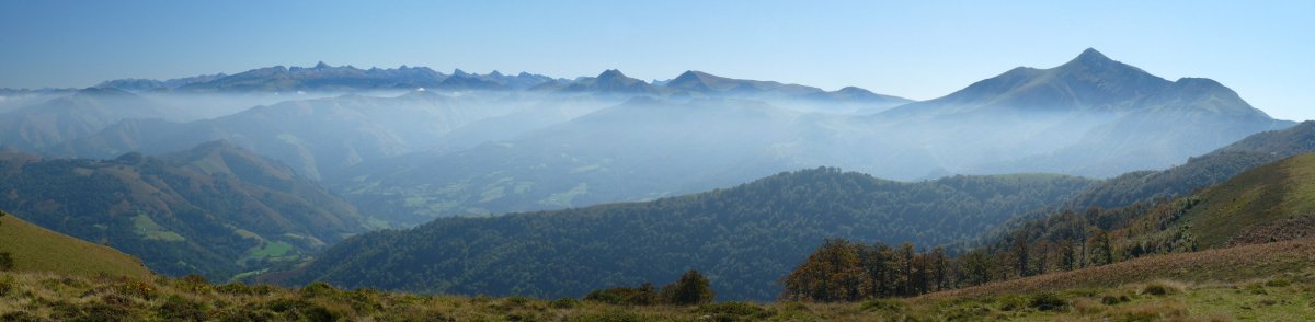 Larrañeko ibarra eta Pirinioak Bagargiak-eko lepoan gora