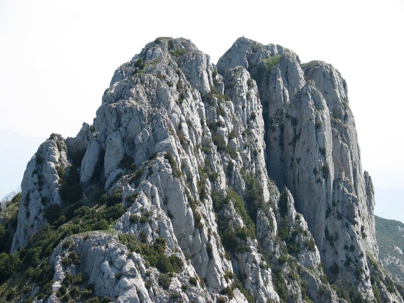 Tontorra osatzen duten haitzak