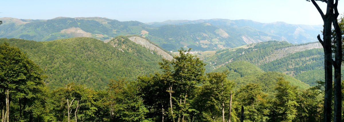 Uztartza eta Artzeleta Saldias herriaren gainean