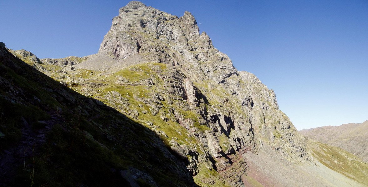 Ekialdetik, La Rinconadatik Anayeteko lakuetara igotzen den bidetik ikusita