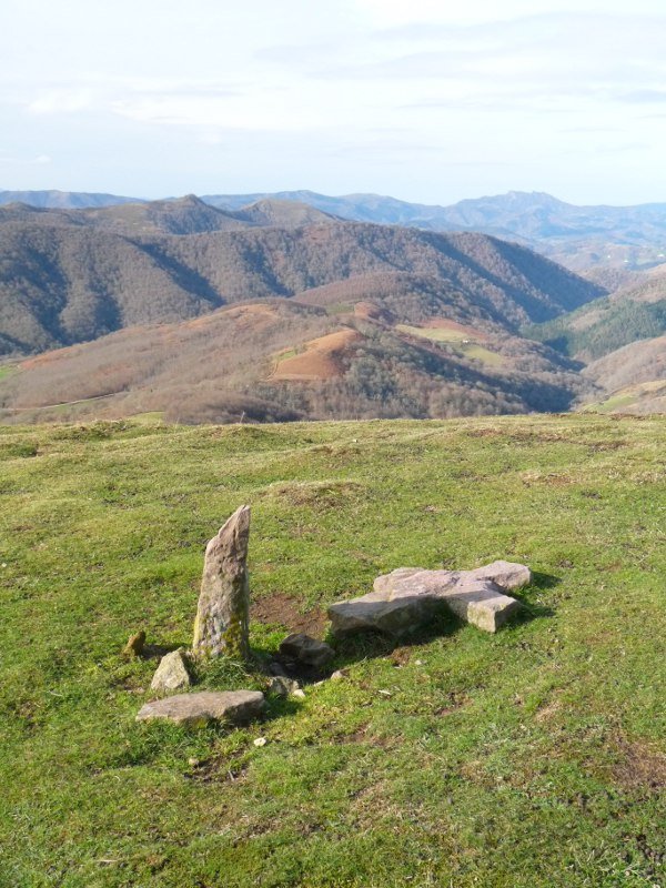 Larrondoko gailurreko gurutze hautsia