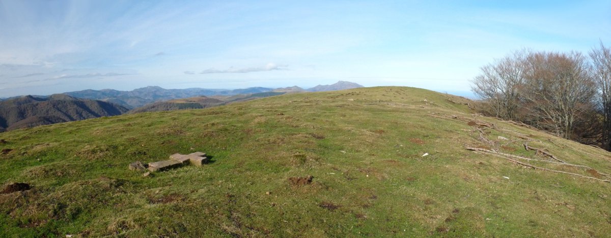 Atxuelako gailurrean beste gurutze bat aurkituko dugu