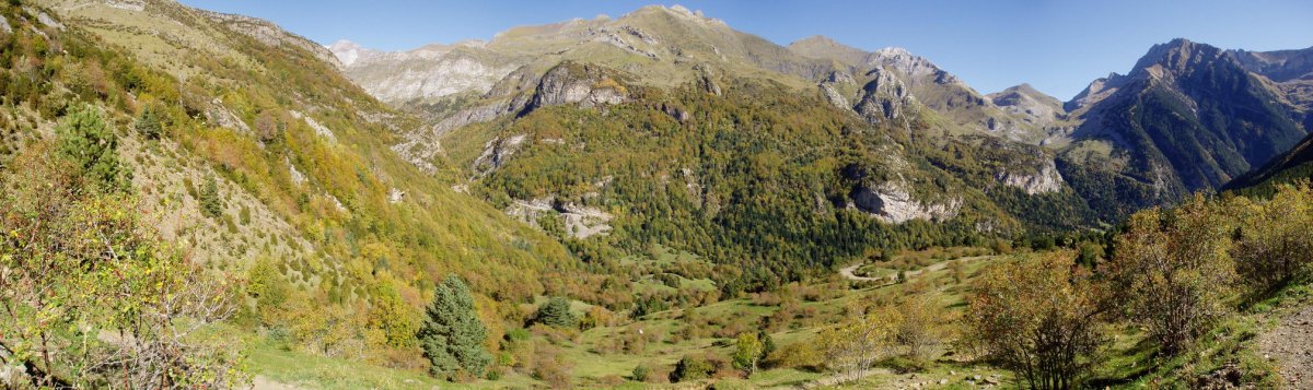 Otal bailarara igotzen den bidetik Bujaruelo bailararen ikuspegi zabala