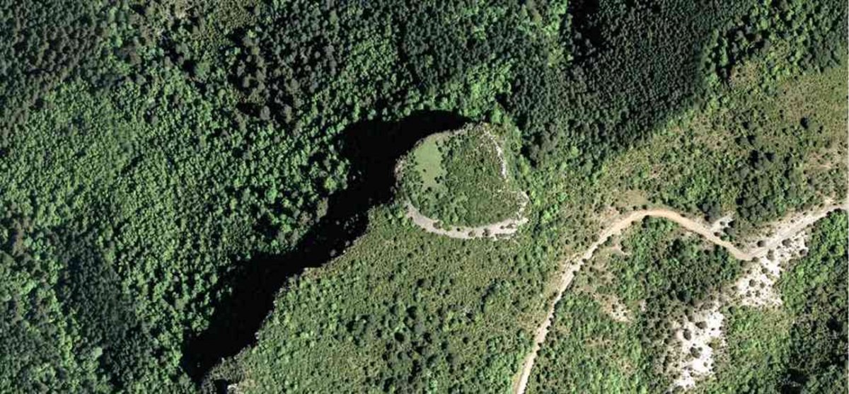 Jeronalesko kastroa airetik, SITNAren orrialdetik hartutako irudia