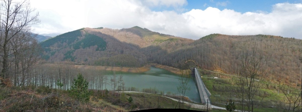 Urdalurko urtegia eta Txurruko Punta Orobeko bidetik