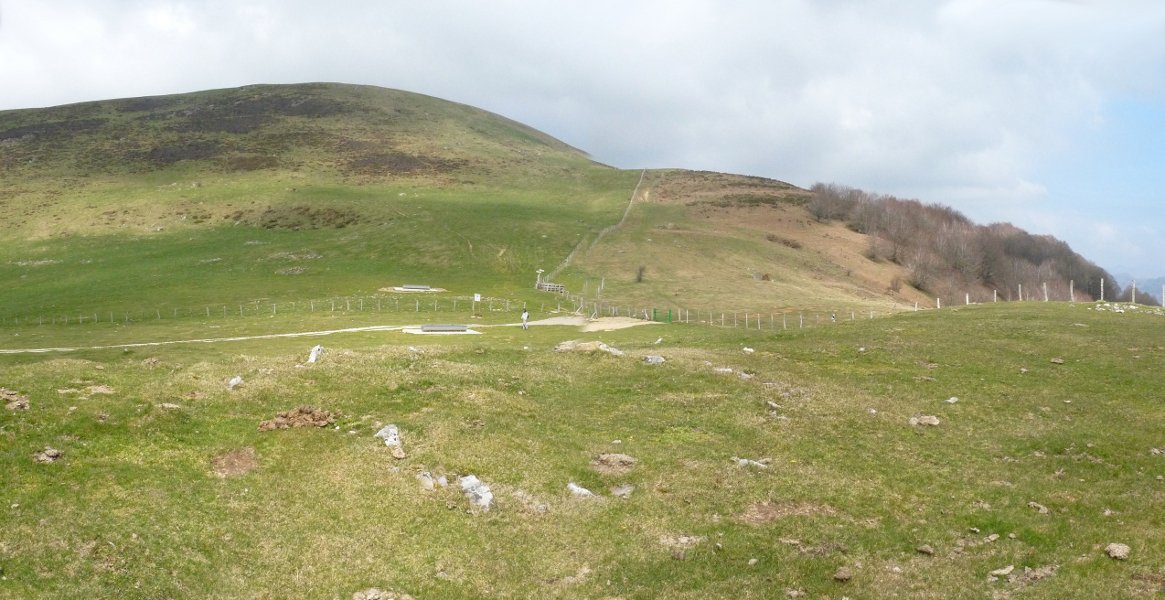 Beraskuaingo harrespiletako bat. Atzean, Sorotepo