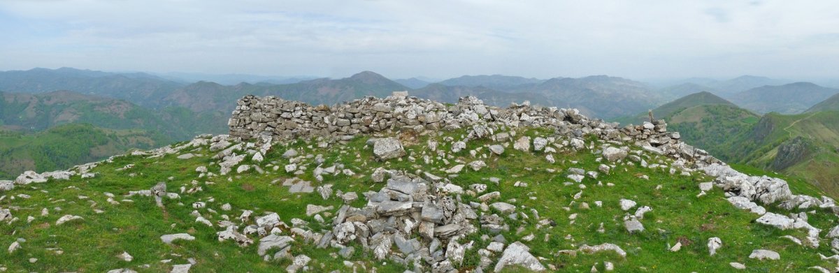 Adartzako gailurreko eraikinaren uztaia eraitsi egin da