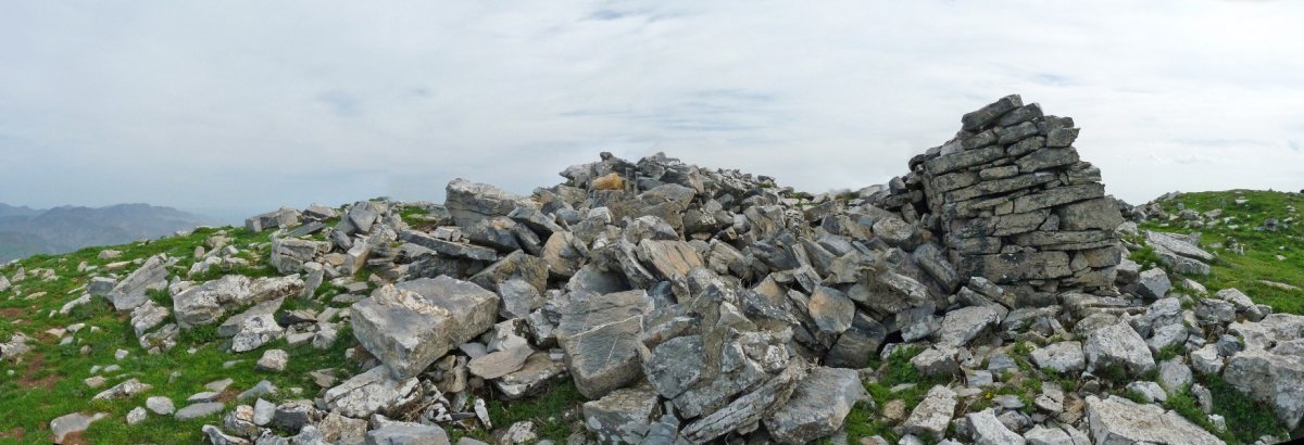 Adartzako gailurreko eraikinaren uztaia eraitsi egin da