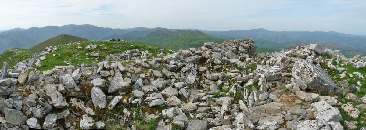Adartzako gailurreko eraikinaren uztaia eraitsi egin da