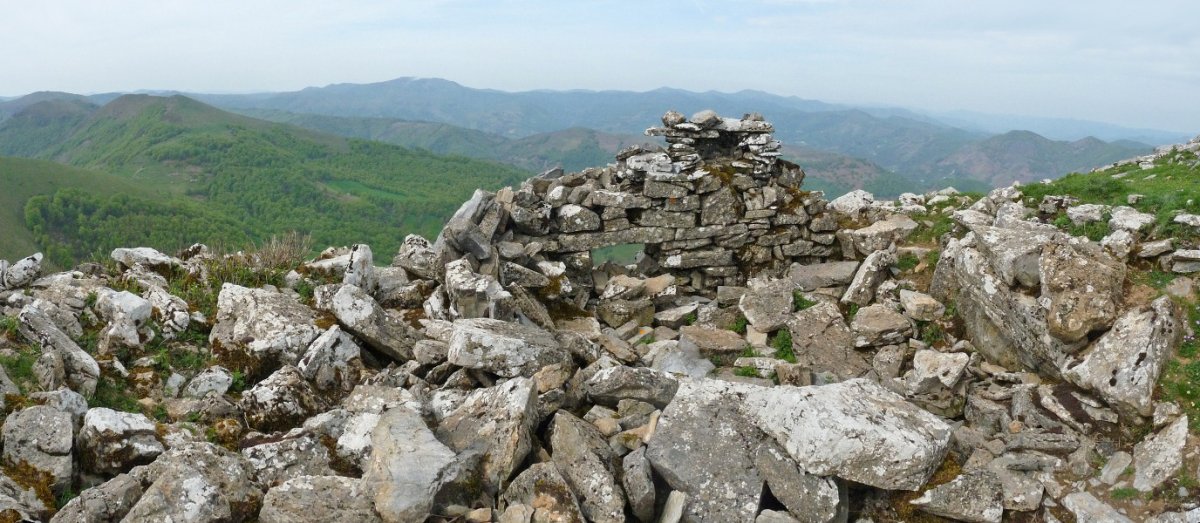 Adartzako gailurreko beste eraikina