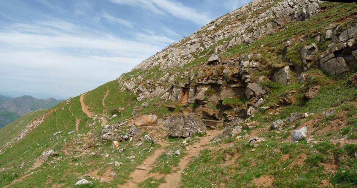 Aska Adartzako gailurraren azpian