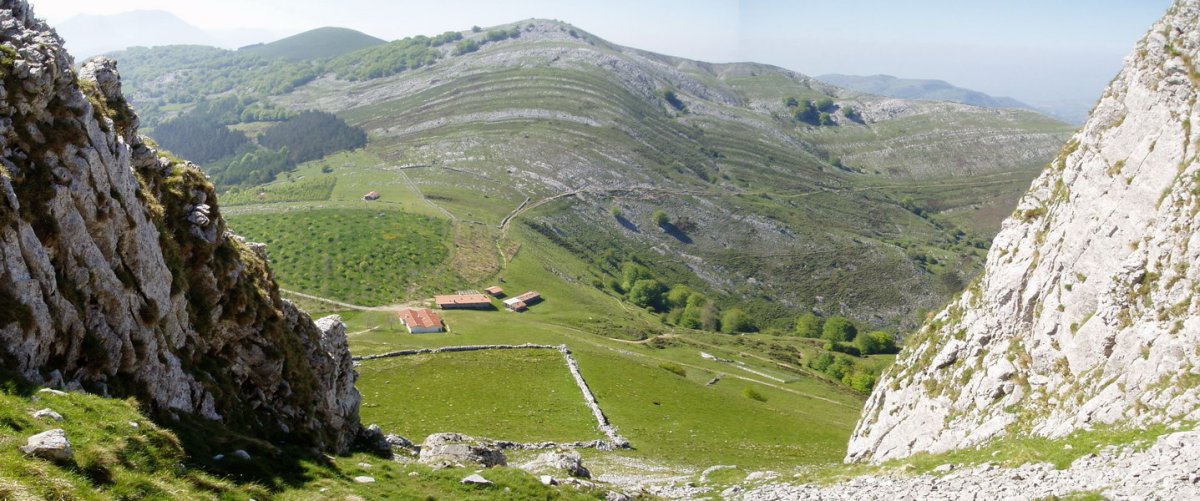 Zelatun, Hernioren ipar-mendebaldeko gandorrera igotzen den kanaletik ikusita