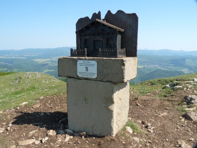 Ergako gailurreko txartelontzi berria, Irurtzungo Iratxo elkarteak jarria