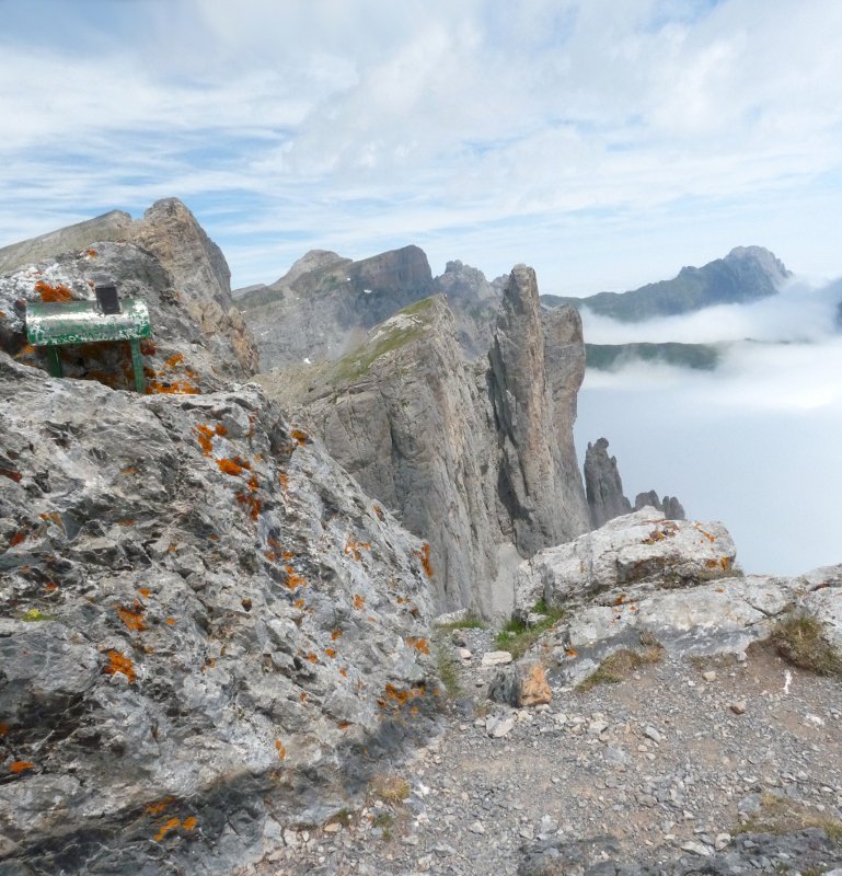Txartelontzia, atzean Ansabere eta Hiru Erregeen Mahaia