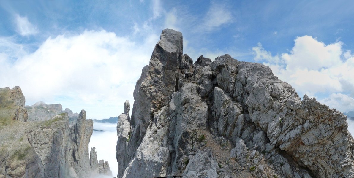 Sobarcalgo gailurra, atzean Ansabereko orratzak