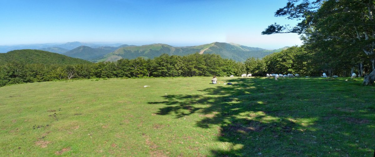 Leitzalarrea inguruko mendiak Eguzkiko muinotik