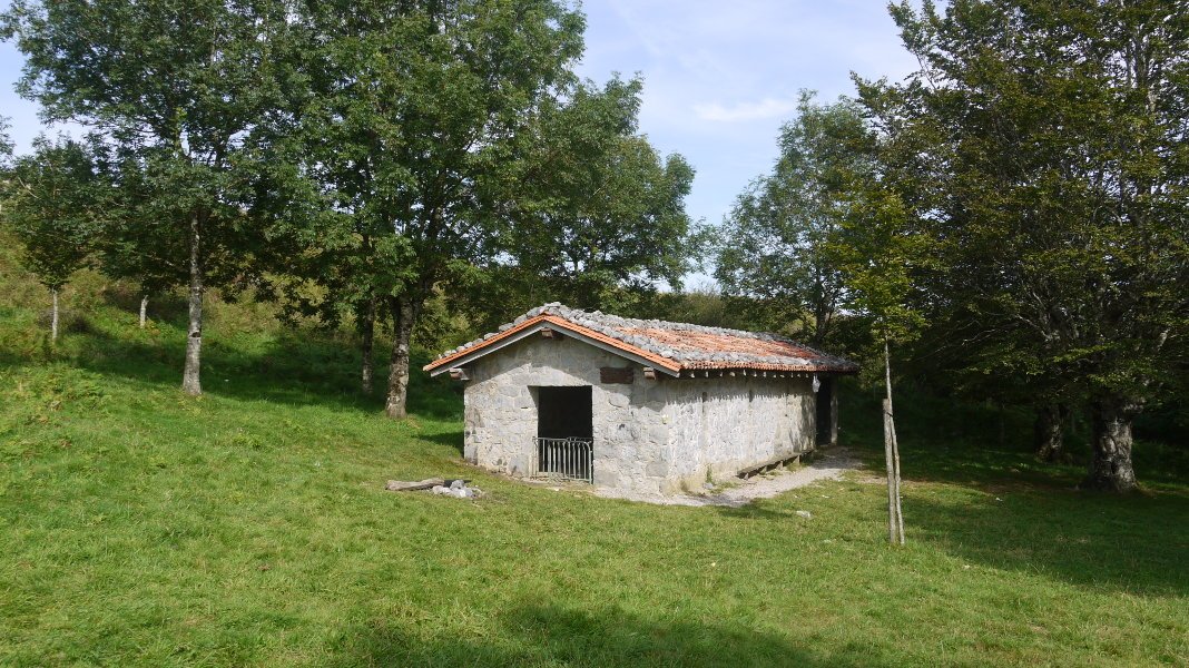 Gurutzetik gertu dagoen aterpea