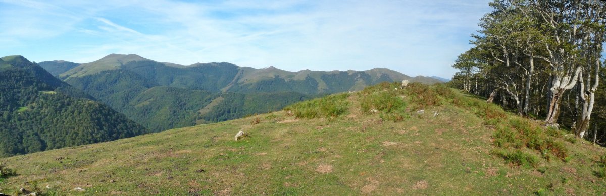 Trepako Kaskoko gailurra. Atzean, Saioa-Abartan katea