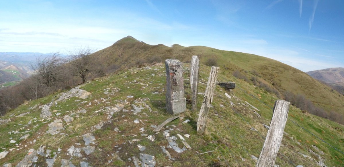 Arluxe mendiko gailurra, 130 zenbakidun mugarriarekin