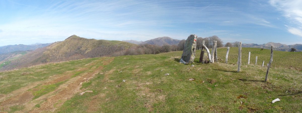 Azaldegiko gailurra (978m), eta Autringo trikuharria
