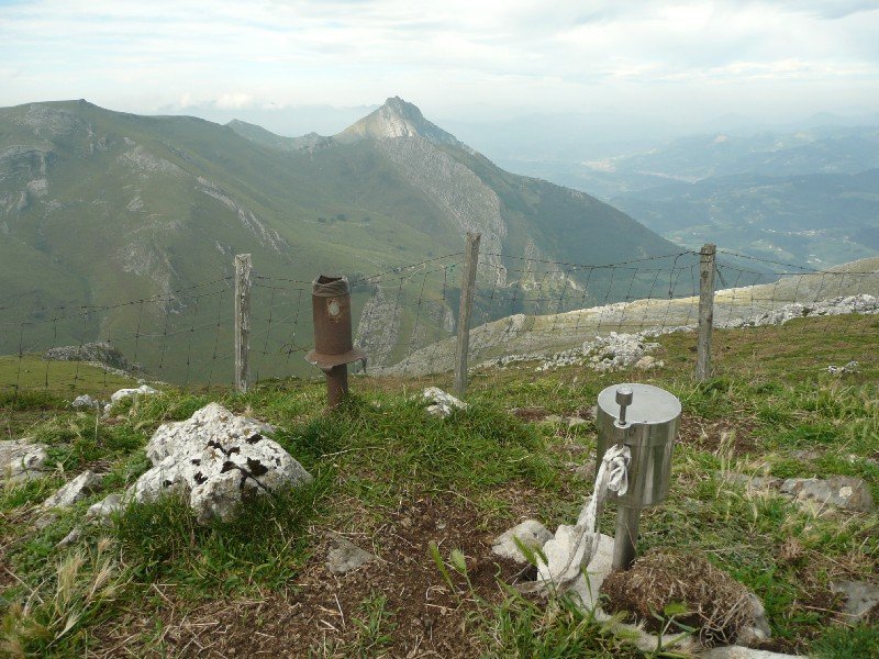 Buzoiak Atzean,Larrunarri