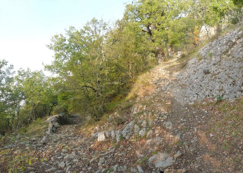 Labako bidea karreharrian zizelkatua