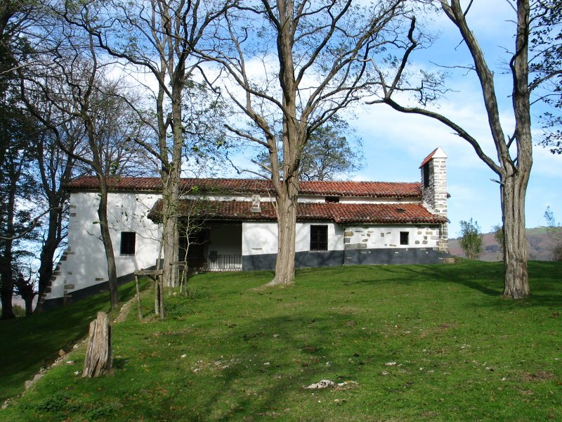 Leitzako igoeran, guruzbidearen amaierako ermita.