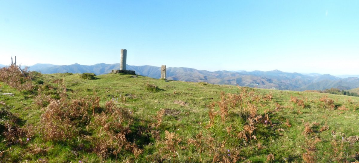 Altuetako gailurra. Erpin geodesikoaren ondoan, Artikutzako mugarria