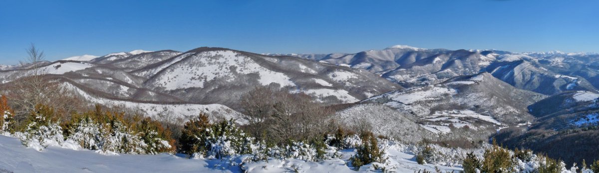 Eugi inguruko mendien ikuspegia Baratxuetako bidetik
