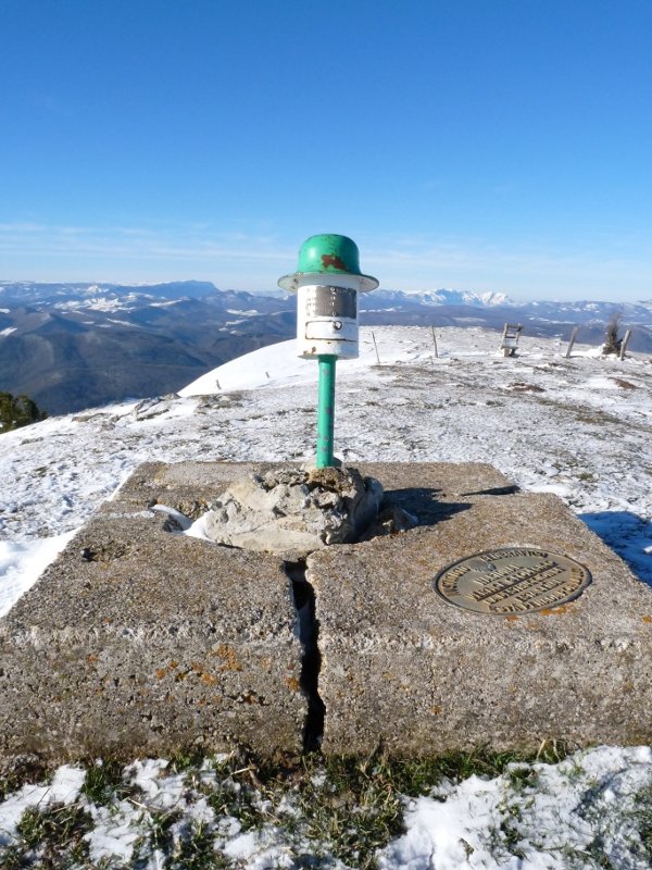 Txartelontzia, geodesiko suntsituaren tokian jarrita