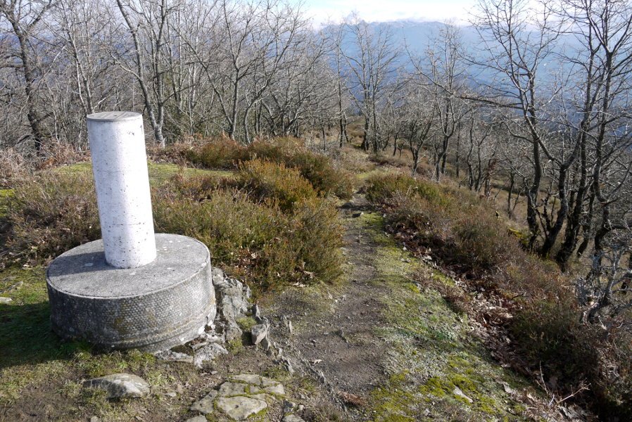 Ekialdeko bizkarrean gora datorren bidezidorra eta erpin geodesikoa