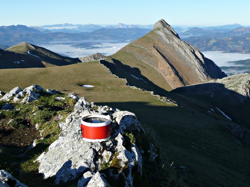 Buzoia. Atzean,Larrunarri