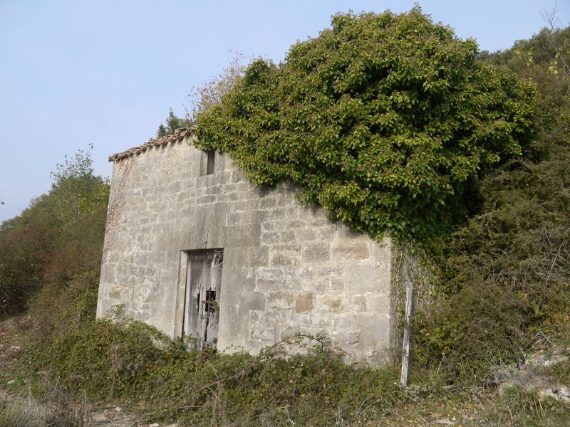 Atariko horma atzerantz okertua