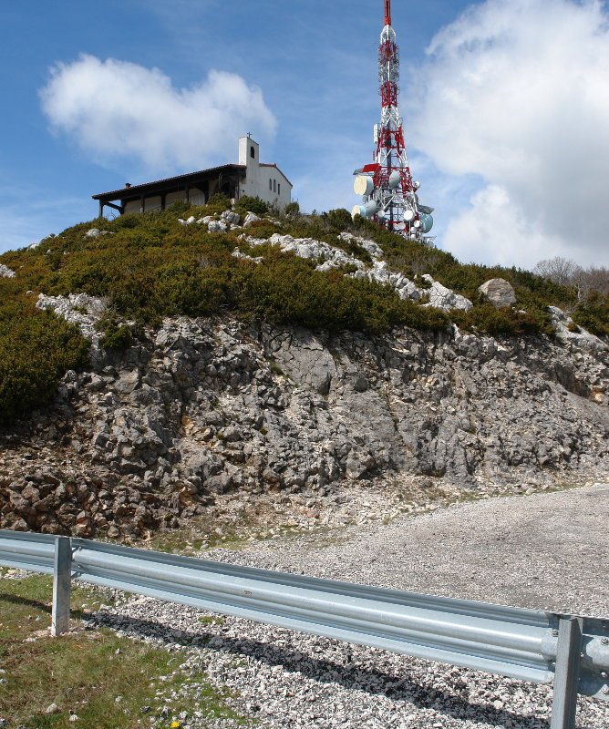 Antenaren ondoan dago