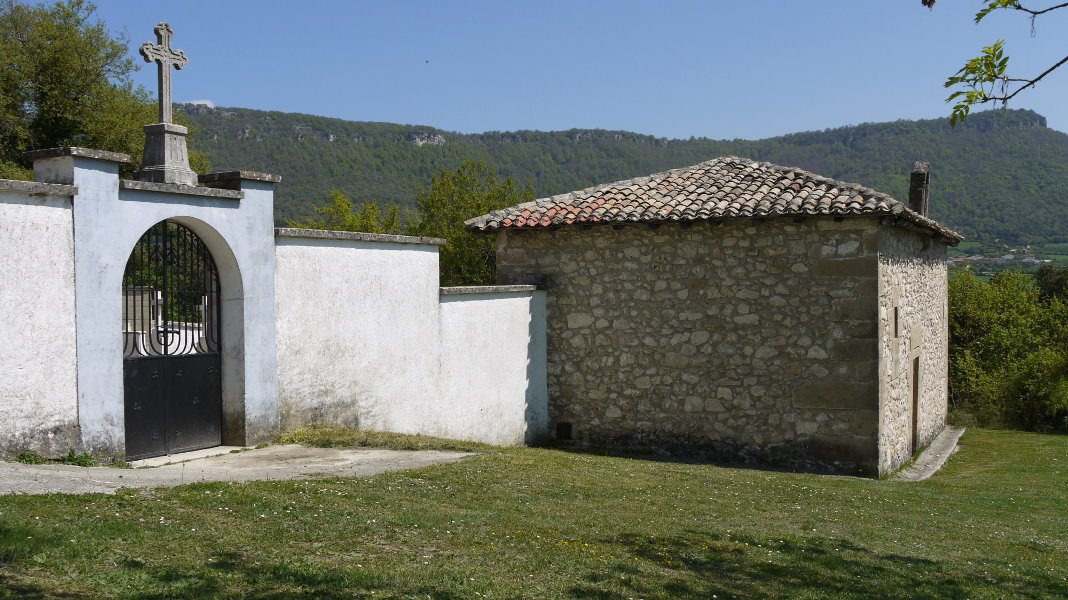 Hilerria dauka aldamenean