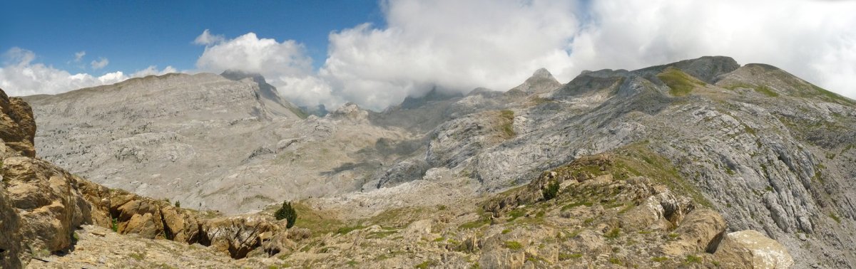 Panorama zabala Ukerdi eta Budogiaren arteko lepotik