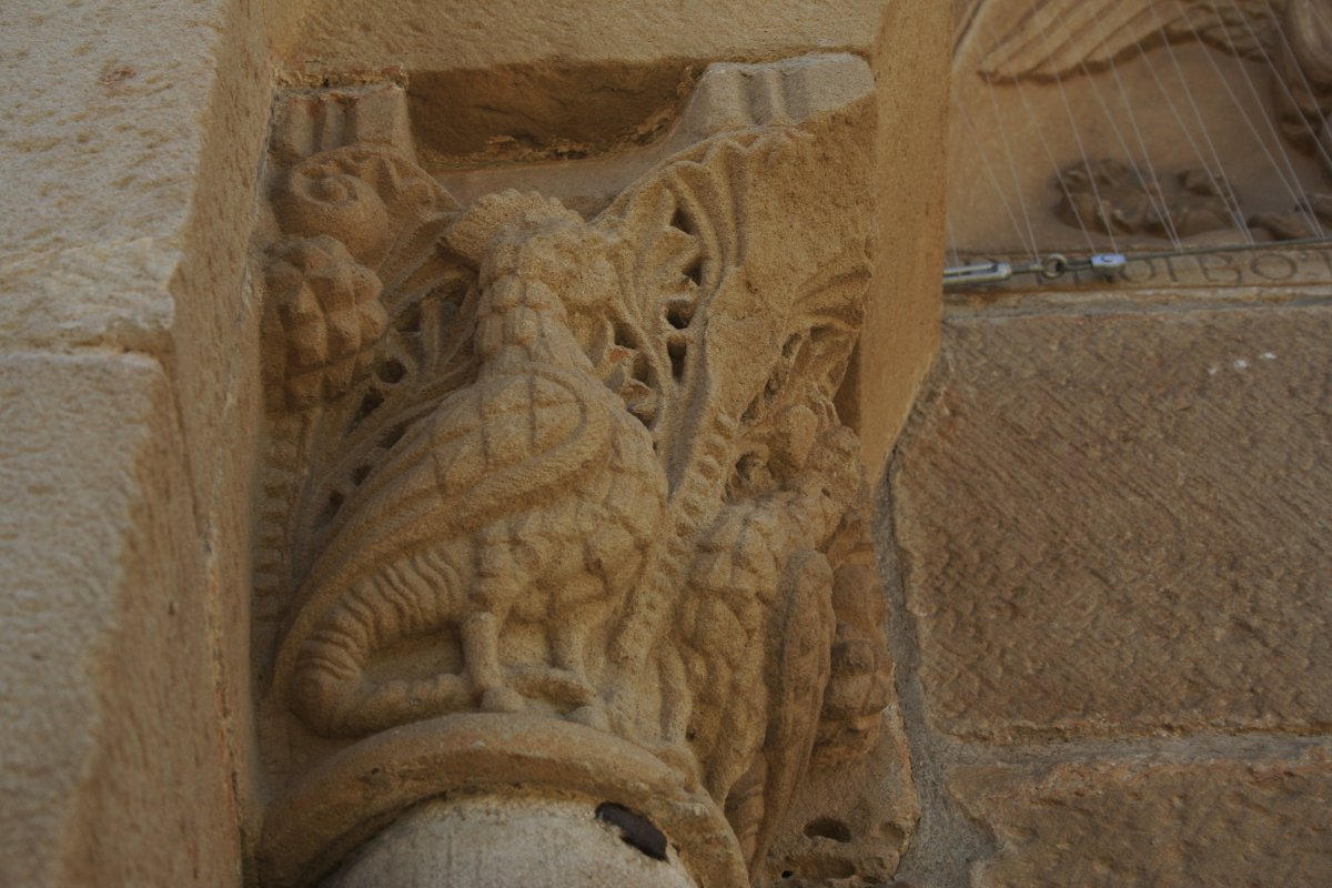 Ermita S. Bartolomé (capitel portada)