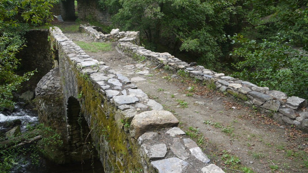 Zubi zaharra Leitzaran errekaren gainean