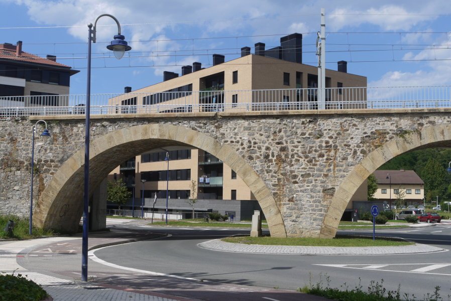 Bidegorriaren adar bat Trenbidearen azpitik pasatzen