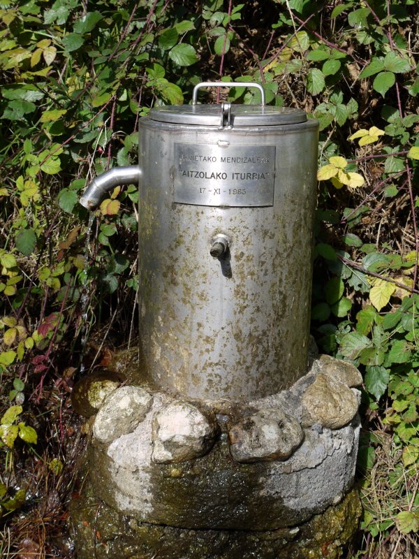 Eskerrak holako lanak hartzen dituzten mendizaleei