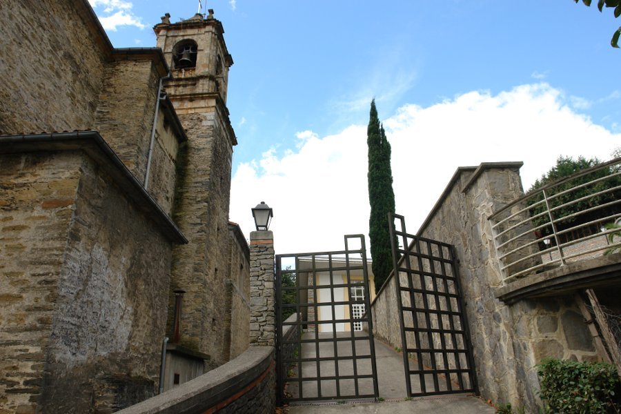 Eliza eta hilerriko sarrera