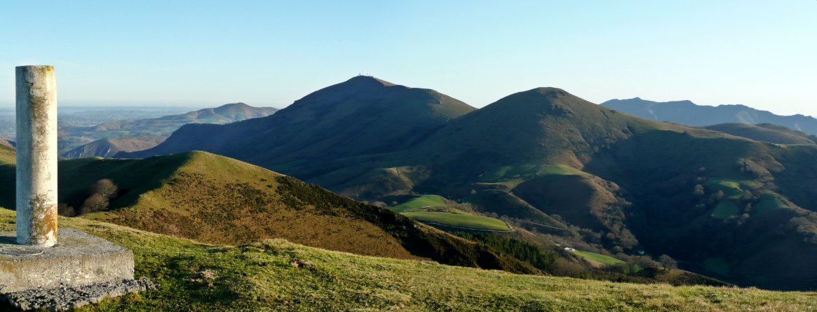 Tontorra. Eskuinean,Iguzkimendi eta Artzamendi