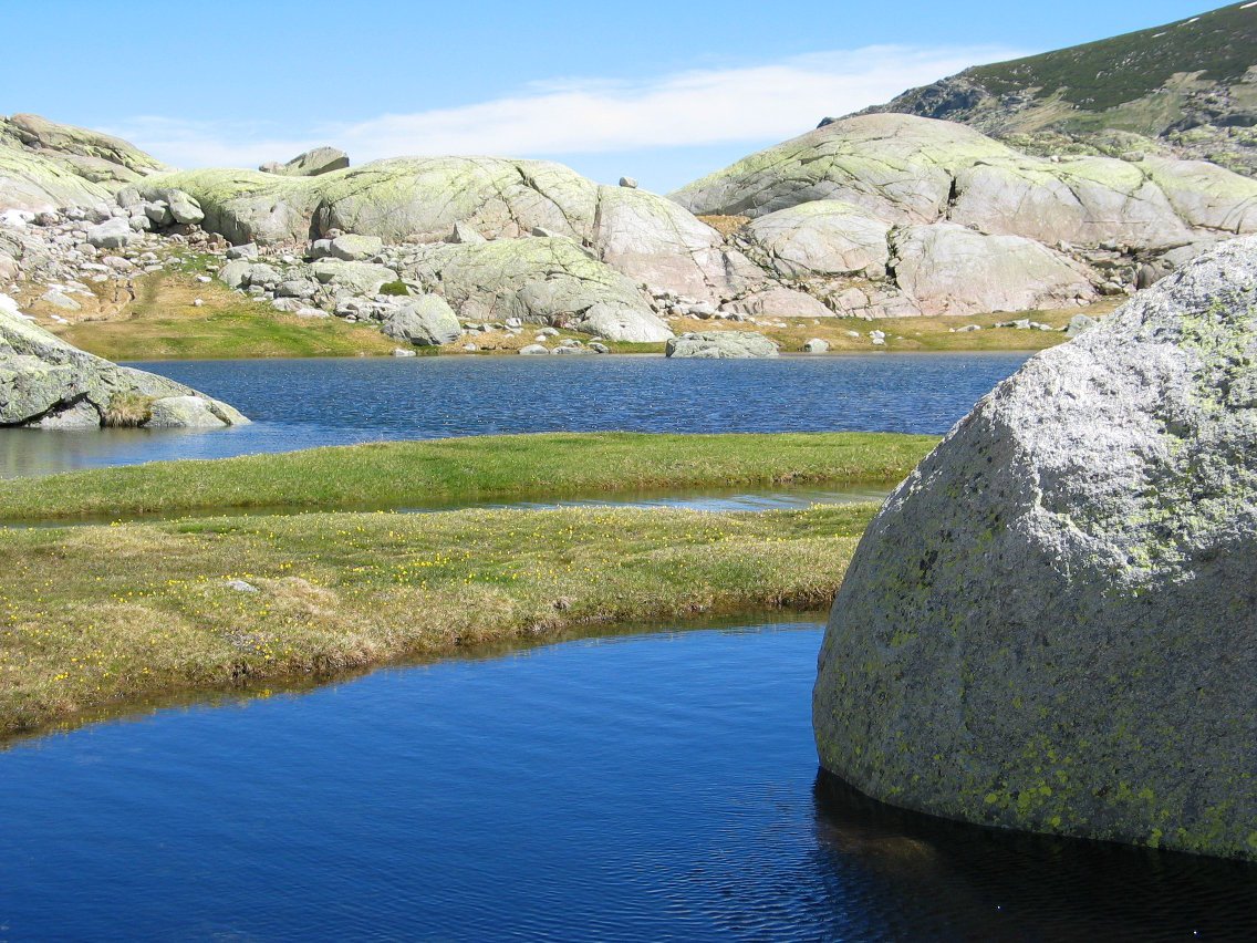 Laguna Grande aintziraren bazter bat