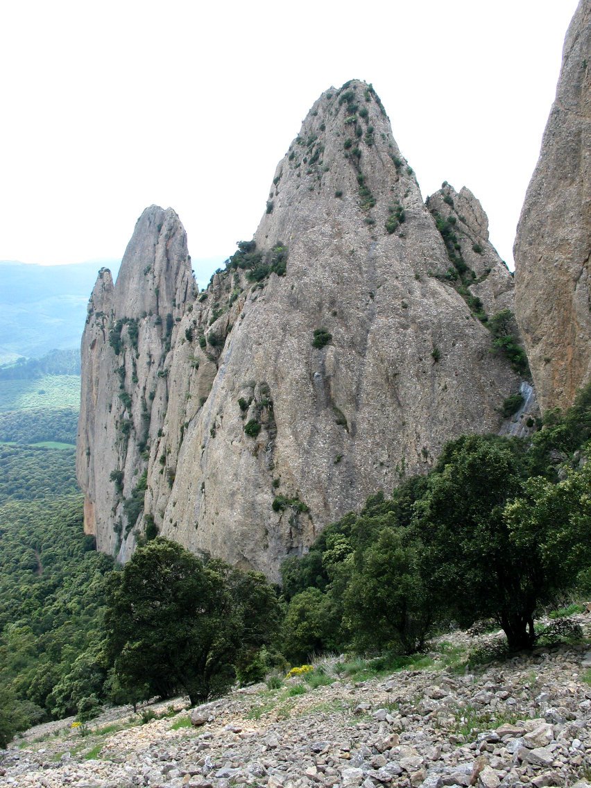 Hegoaldeko haitzak aldameneko ibar estutik