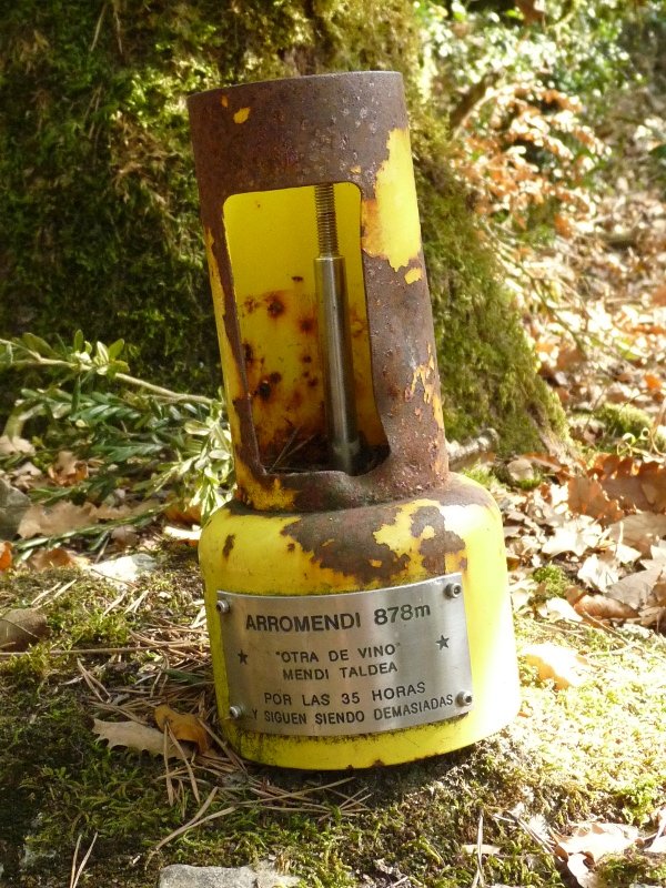 Arromendiko txartelontzi hondatua